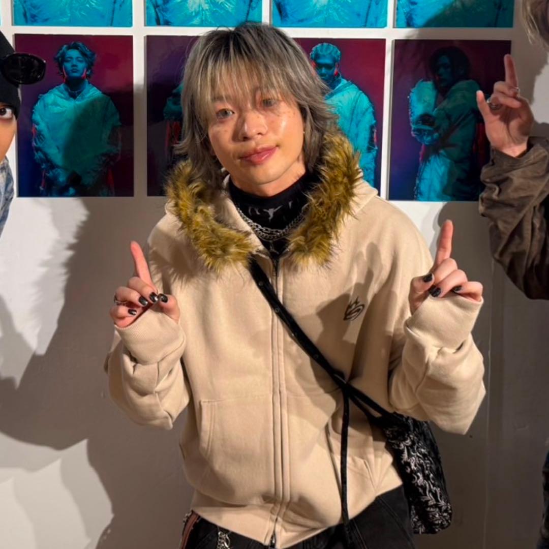 ファーグラフィックZIPパーカー　ステッカー付き　ma55ive wego