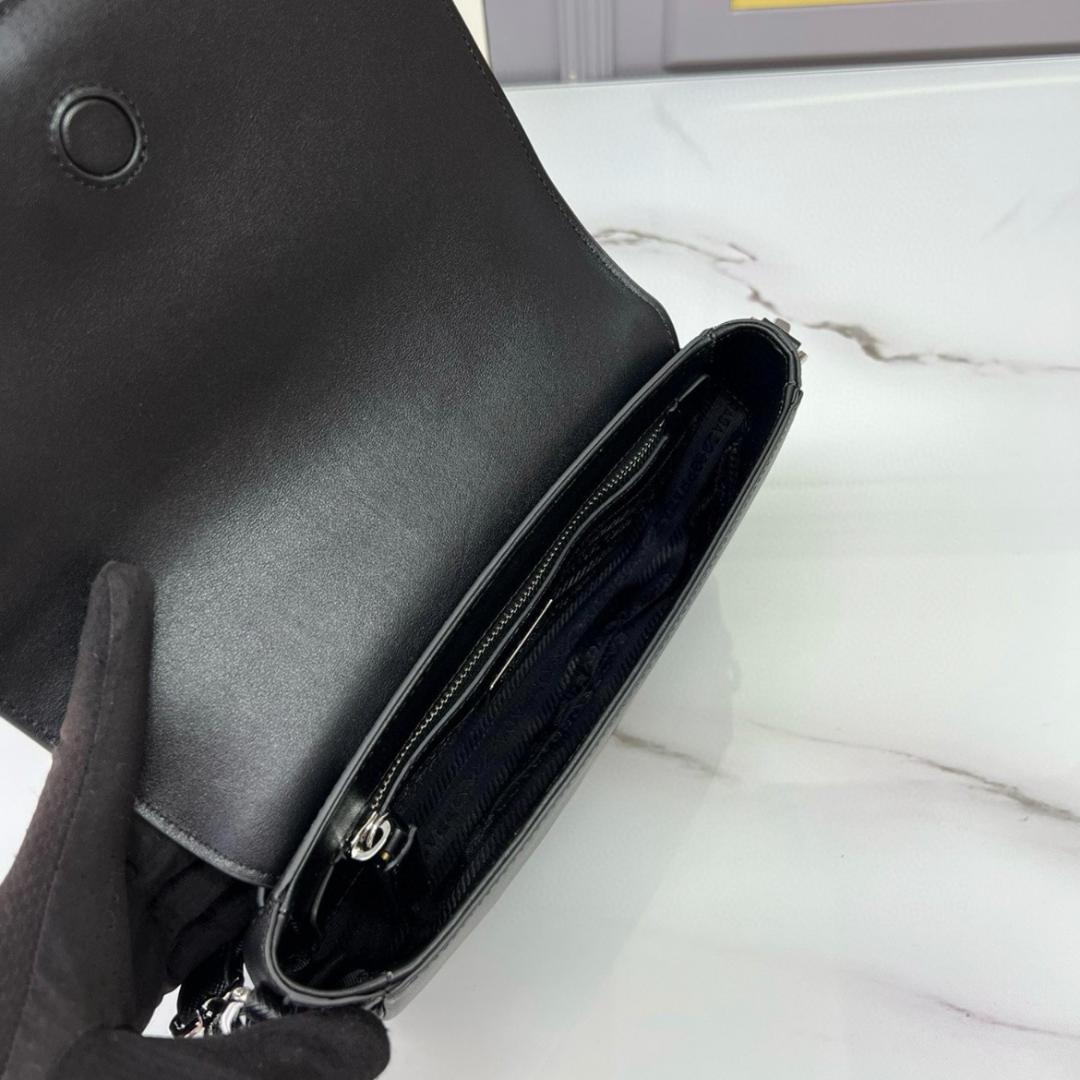 極美品ブラックショルダーバッグレザー