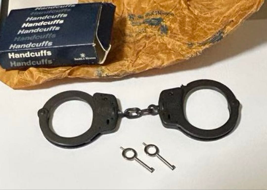 スミス&ウェッソン　ブラック手錠　アメリカ製。鍵二つあり　金属製