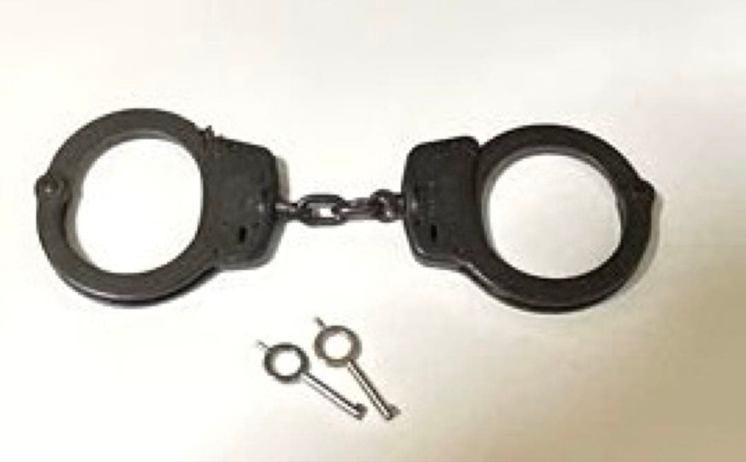 スミス&ウェッソン　ブラック手錠　アメリカ製。鍵二つあり　金属製