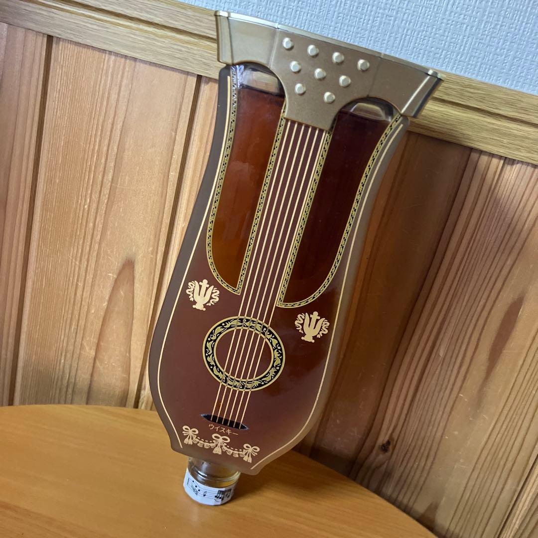 未開封】サントリー 響 リラギター型ボトル - 希少な旋律を奏でる特別