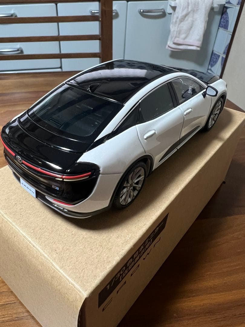 トヨタ　クラウンホワイト/ブラック ミニカー 約1/30スケール