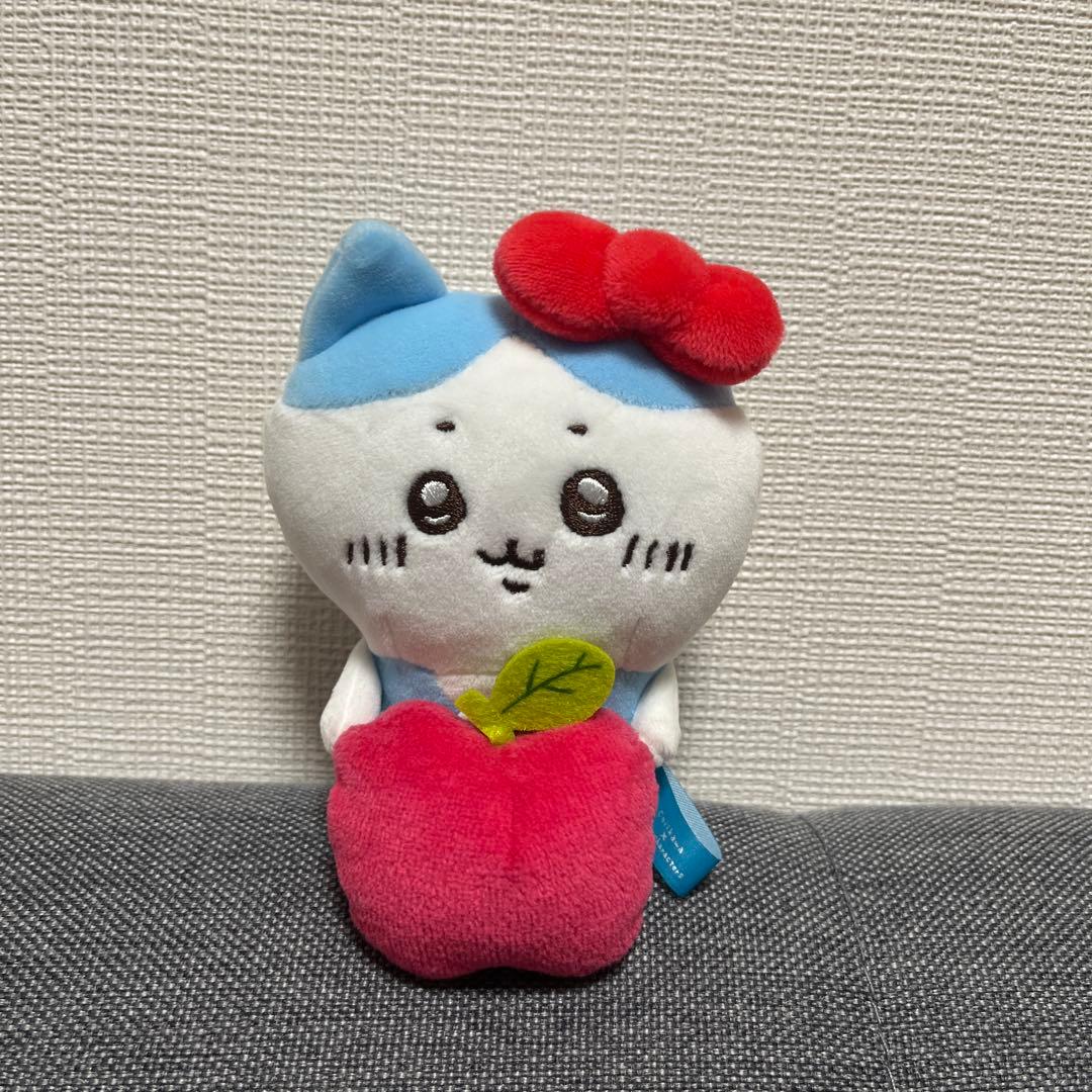 ちいかわサンリオデスクトップから見守るひっかけぬいぐるみハチワレキティ