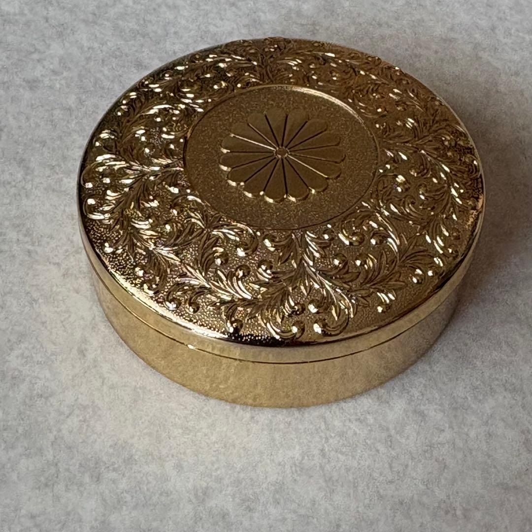 菊御紋入り 24KGP 金メッキ 朱肉（桐箱付き） - メルカリ