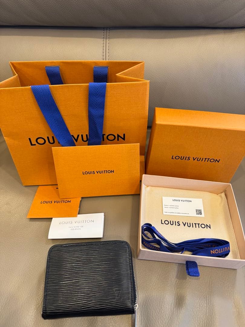 LOUIS VUITTON エピ ジッピー パース しろくま