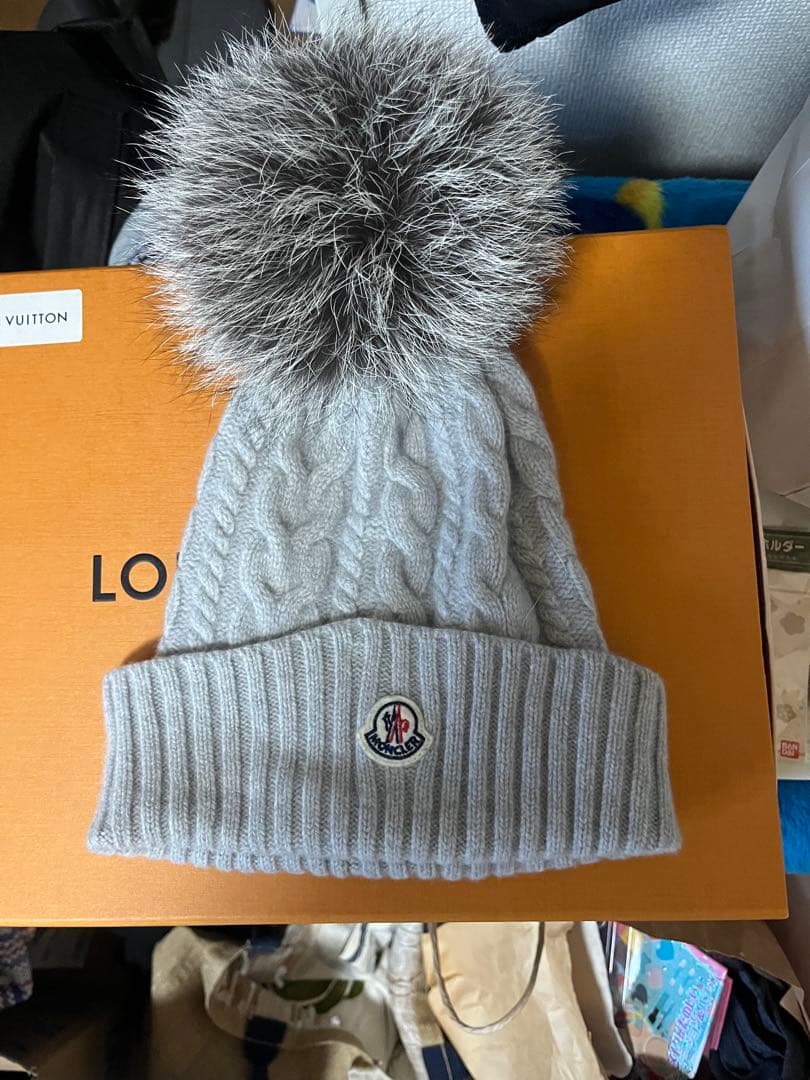 MONCLERグレー ケーブル編み ニット帽 ポンポン付き - メルカリ