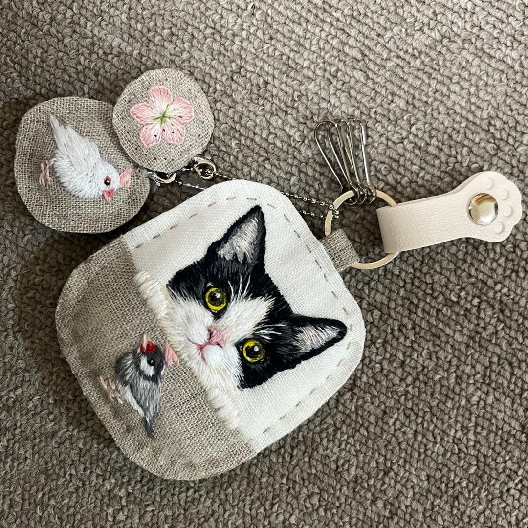 タ*ー様 ハンドメイド刺繍キーホルダー　ハチワレさんと桜文鳥さん