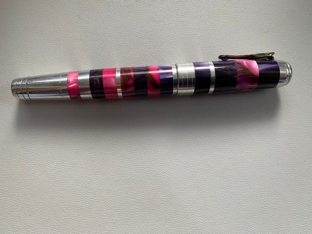 万年筆 紫とピンクのストライプデザイン