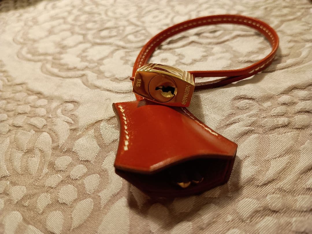 エルメス ケリーバッグ バーガンディ色の付属品 カデナ、クロシェット