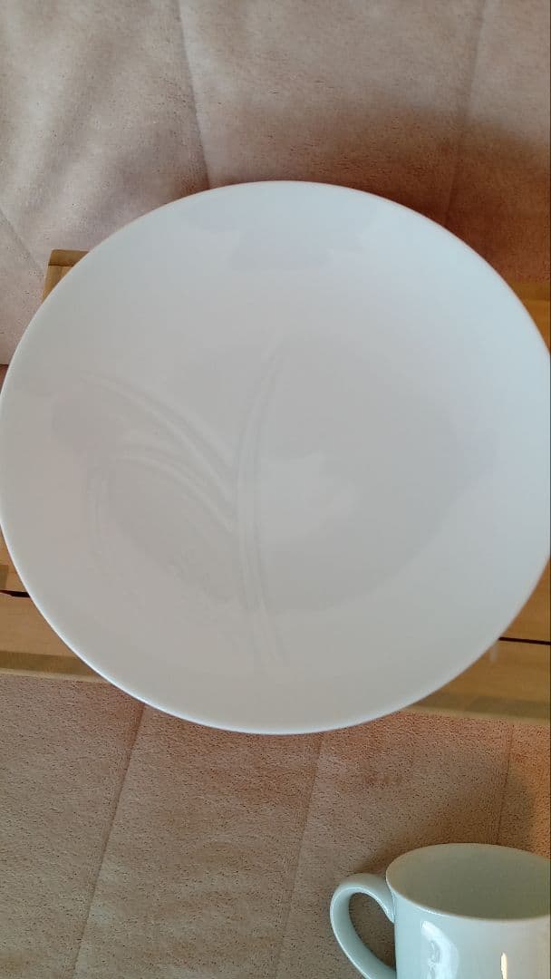 高麗 青磁 鉄砂 唐草模様 小さい花器 一輪挿し 青磁赤絵唐草花文輪花皿