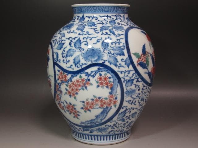 【セール】☆　12代今泉今右衛門　錦唐花模様花瓶　存在感ある一品です☆y252