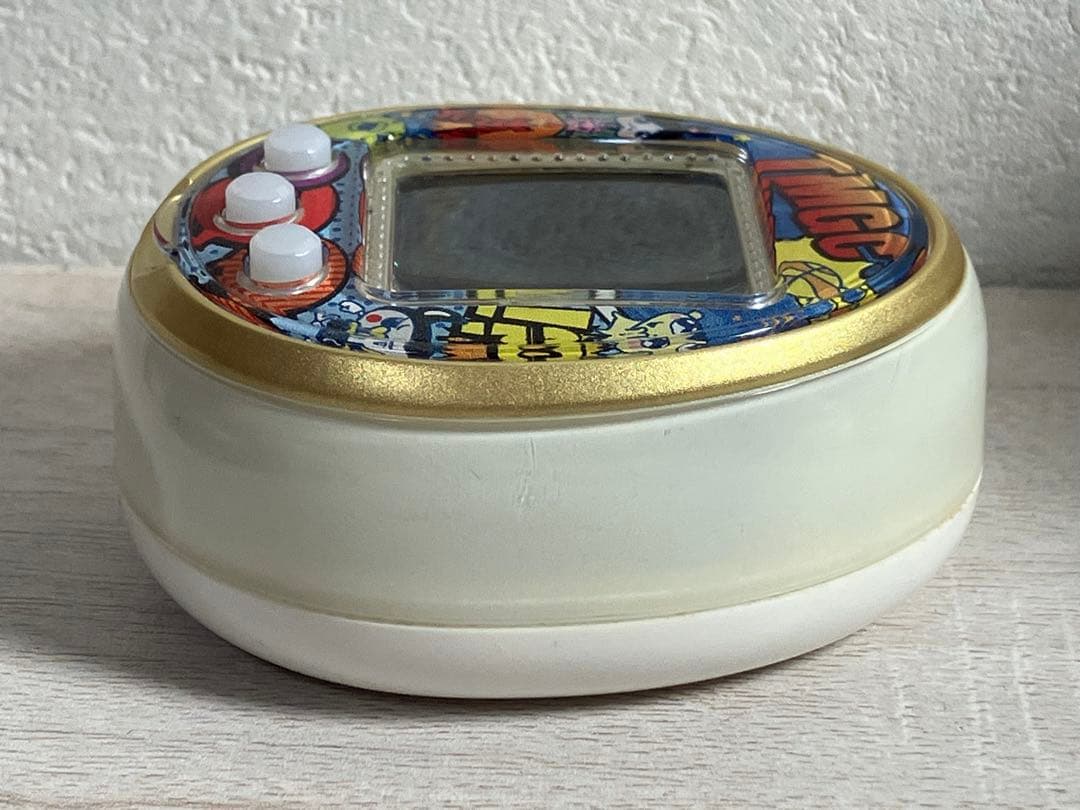 Tamagotchi 4U ホワイト　ゴールド　アメコミカバー　たまごっち
