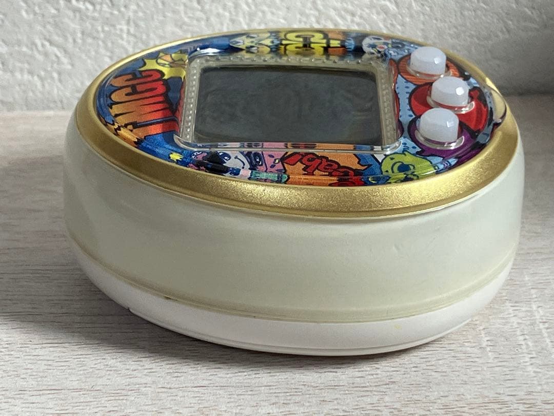 Tamagotchi 4U ホワイト　ゴールド　アメコミカバー　たまごっち