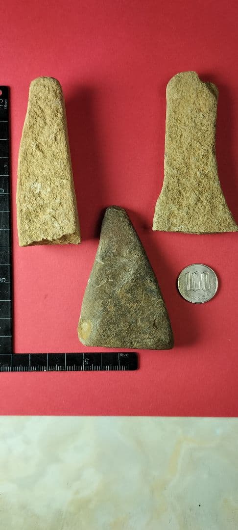 三角形岩版？と礫器の3点セット (出土品) 旧石器時代〜