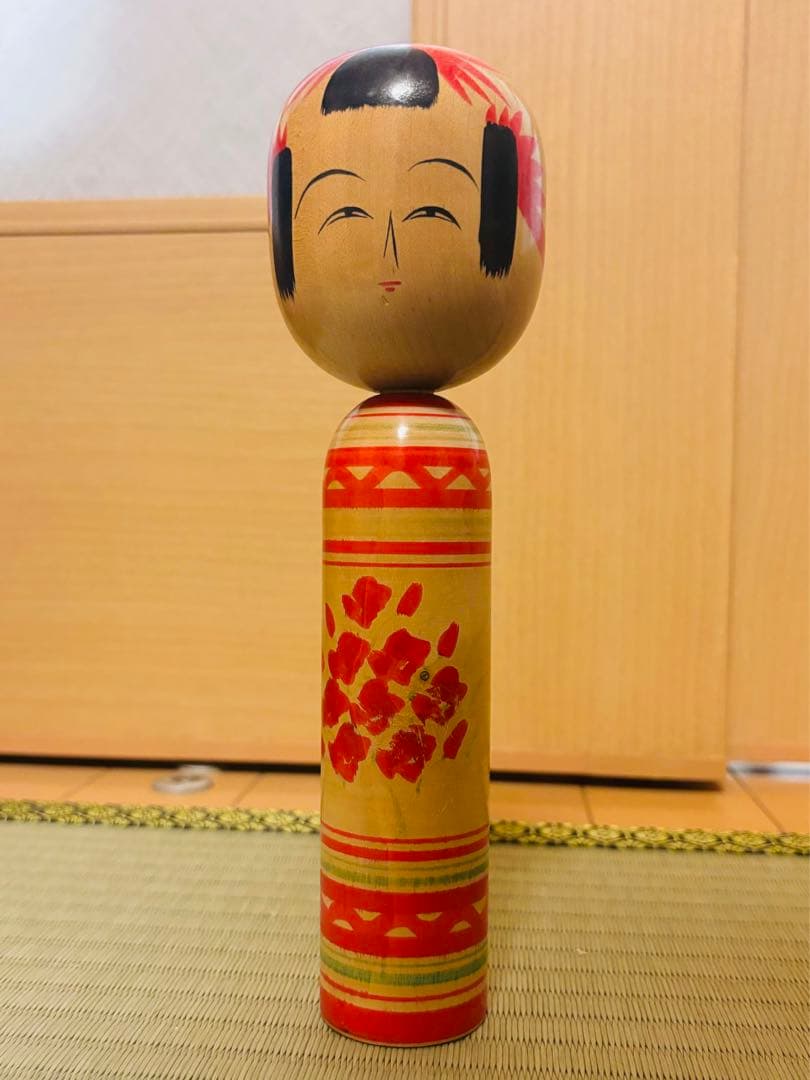 伝統的な木製こけし オレンジと黒のデザイン