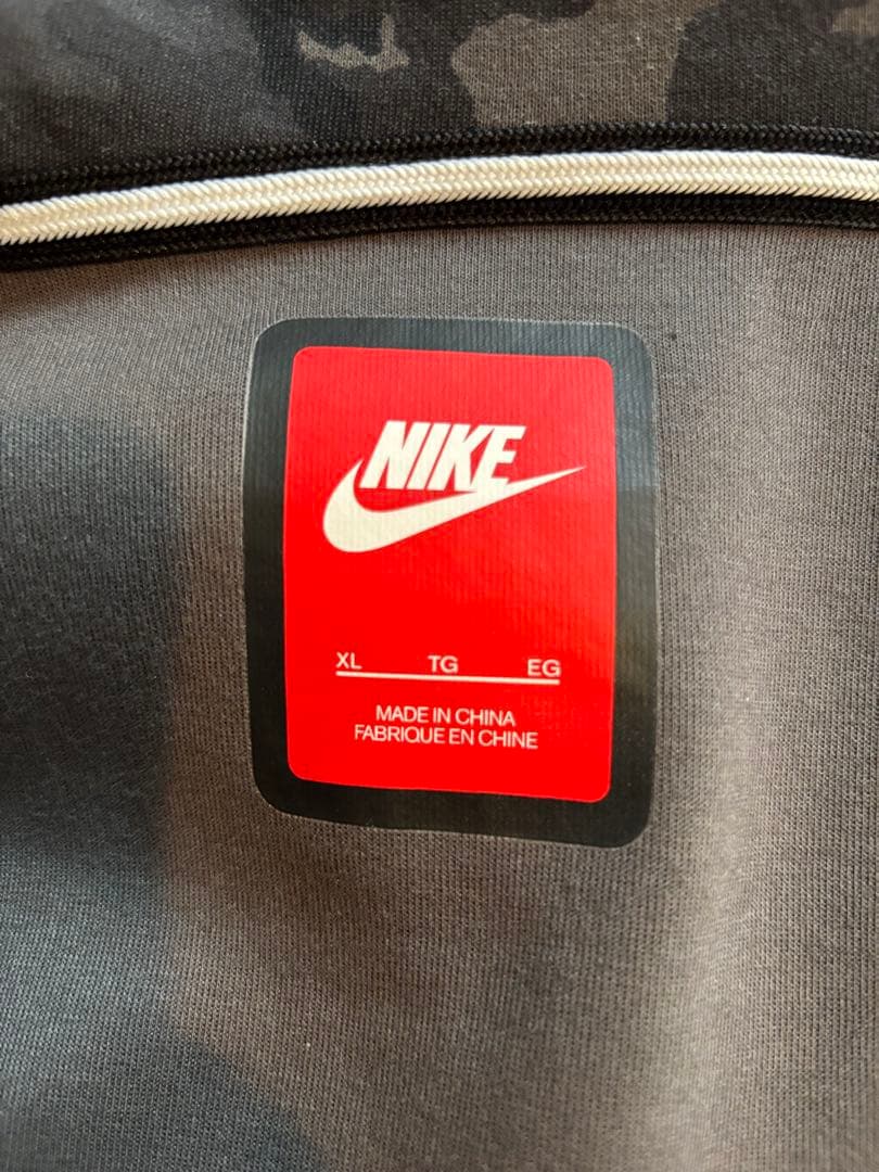 ナイキNIKEカモフラ・迷彩柄 フード付きパーカージャケット新品未使用