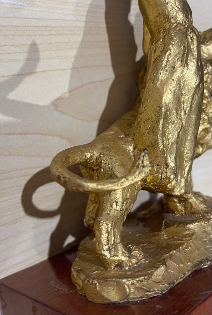 金メッキ 女性とライオン 彫刻 金メッキ 女性とライオン 彫刻
