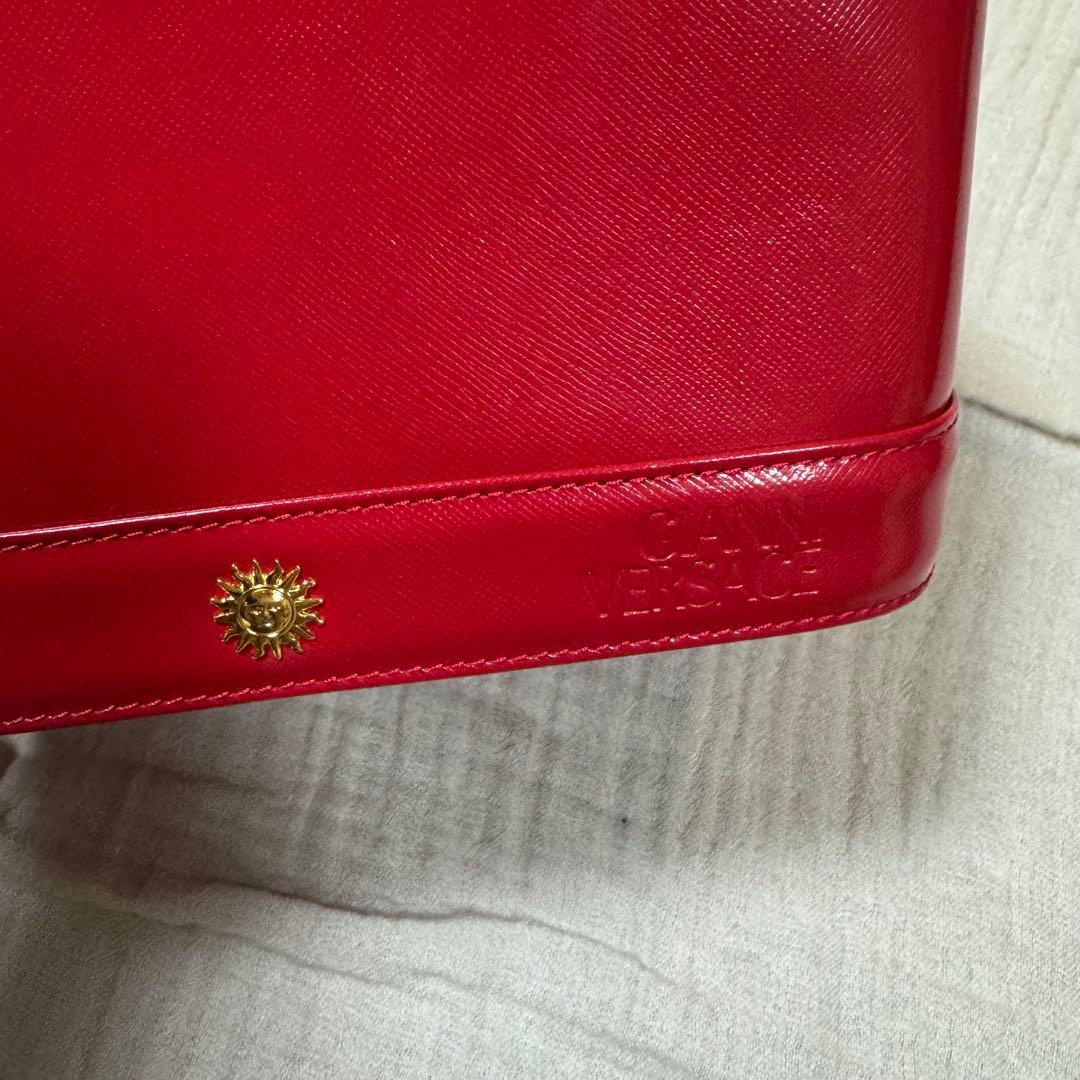 美品 VERSACE レザー バニティバッグ 赤　ファスナー チャーム 太陽