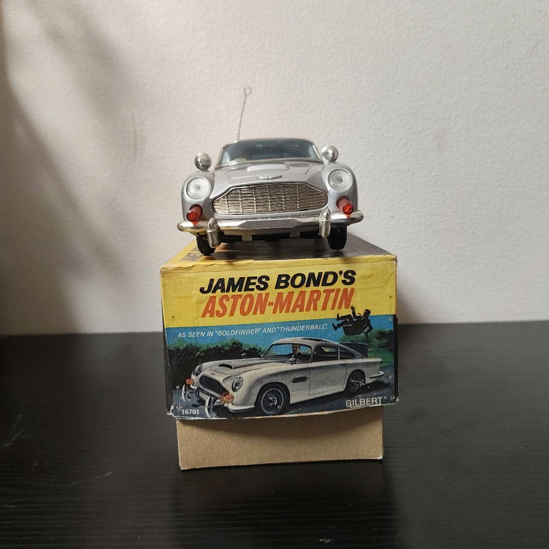 ギルバード　アストンマーチン　007　ジェームズ・ボンド
