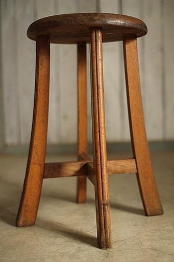 古く味のある木製の丸椅子