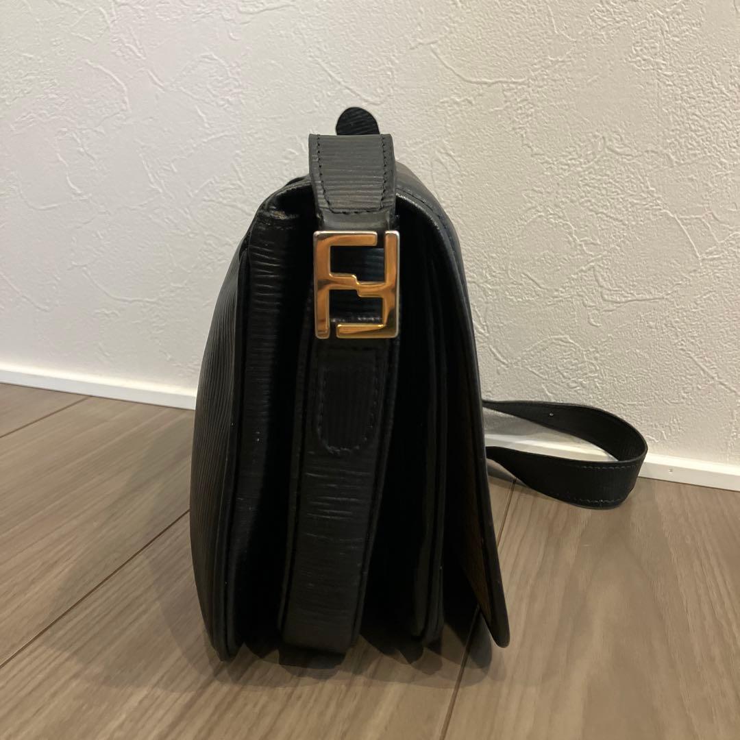 FENDI フェンディ ショルダーバッグ クロスボディ 肩掛け 斜め掛け 黒