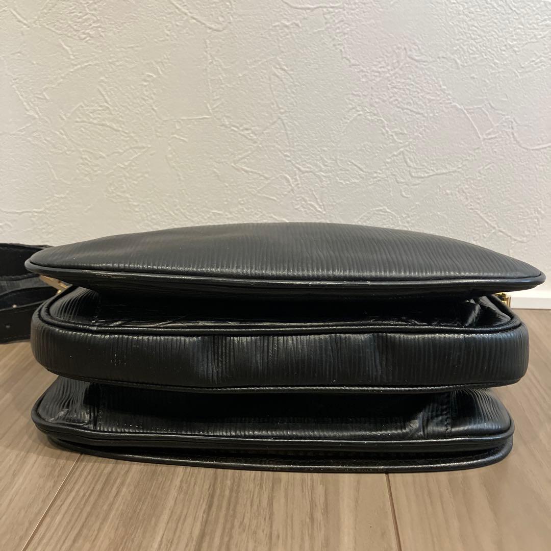 FENDI フェンディ ショルダーバッグ クロスボディ 肩掛け 斜め掛け 黒