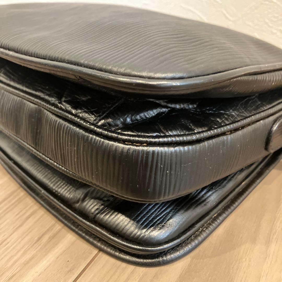 FENDI フェンディ ショルダーバッグ クロスボディ 肩掛け 斜め掛け 黒