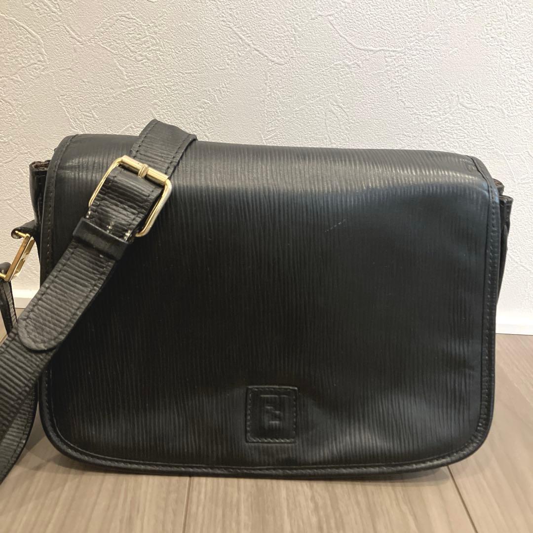 FENDI フェンディ ショルダーバッグ クロスボディ 肩掛け 斜め掛け 黒