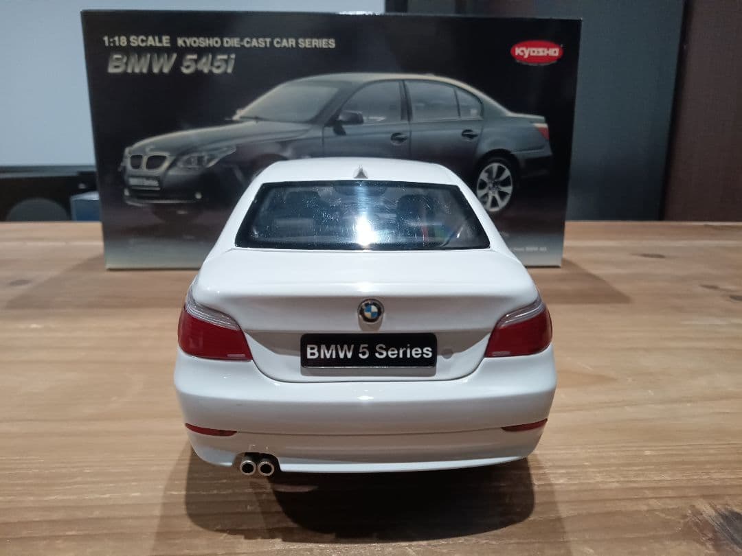 1/18 京商　BMW 5シリーズ　セダン E60 545i ミニカー　ホワイト