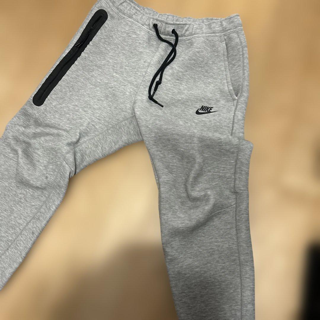 Nike グレー フルジップパーカーとスウェットパンツセット　チャック破損あり