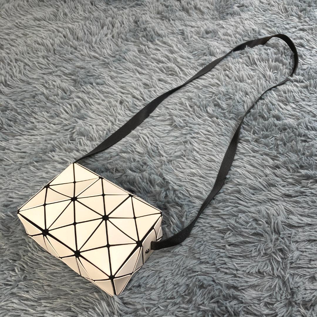 美品　バオバオ　イッセイミヤケ　BB33AG661　ショルダーバッグ　ホワイト