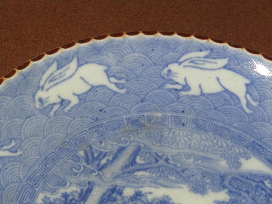 珍品！【染付印判　八羽の兎・人物図　一尺イゲ皿】伊万里