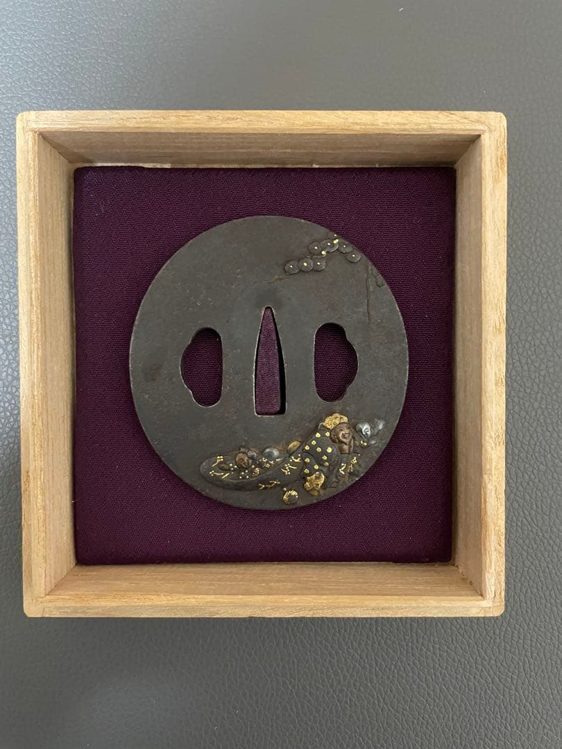 24時間以内発送★まとめ買い割引あり★鍔　刀の鍔 鉄製 刀装具 金　透かし