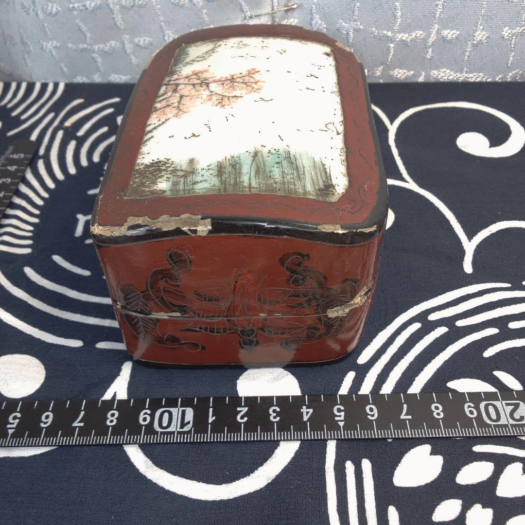中国美術 骨董 赤い漆器 花柄 小箱イタミあります。
