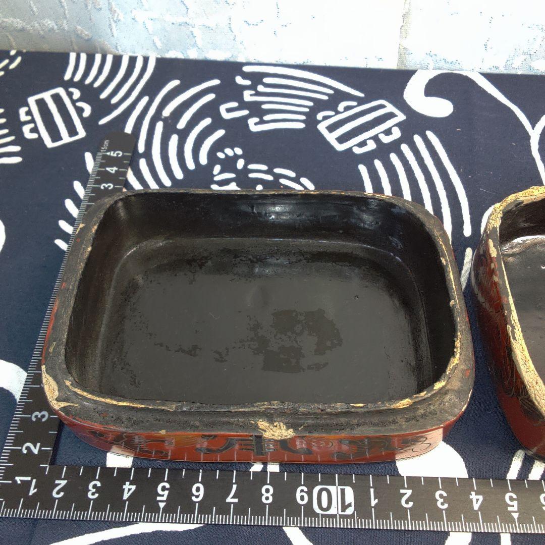 中国美術 骨董 赤い漆器 花柄 小箱イタミあります。