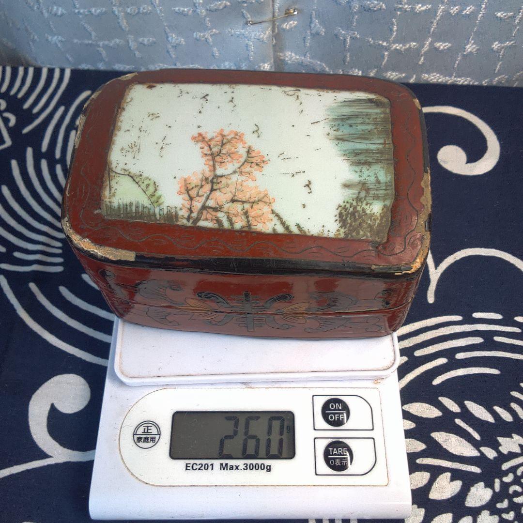 中国美術 骨董 赤い漆器 花柄 小箱イタミあります。