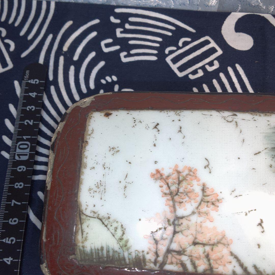 中国美術 骨董 赤い漆器 花柄 小箱イタミあります。