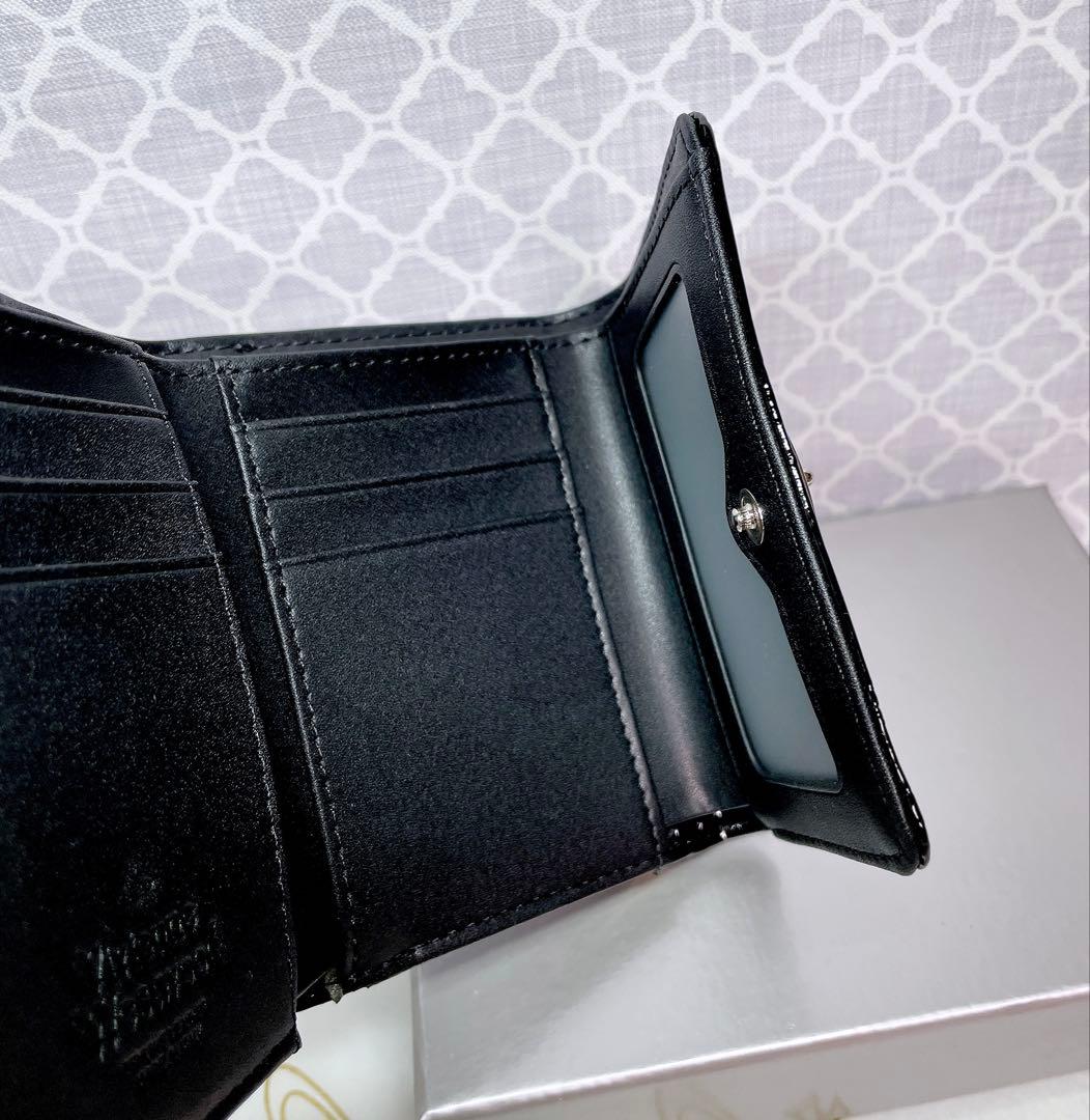 内側に素敵な柄あり?新登場】Vivienne Westwood 3つ折り財布 エナメル