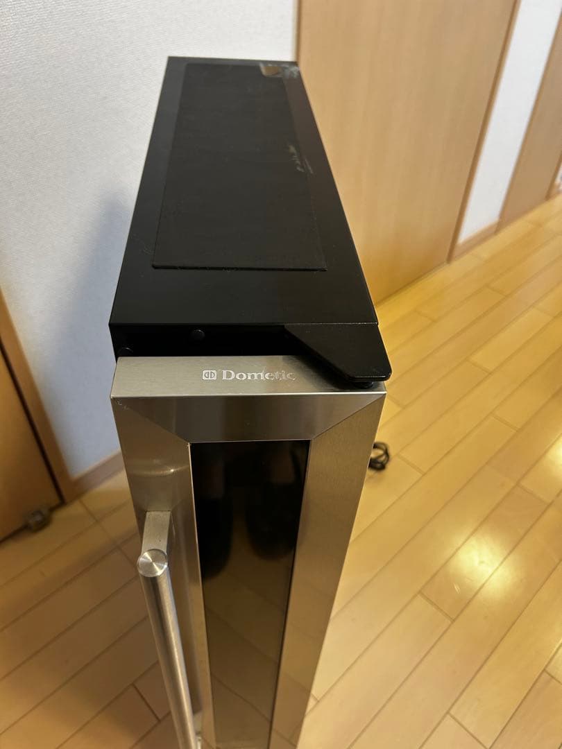Dometic スリムタワーワインセラー（右開き） ST7