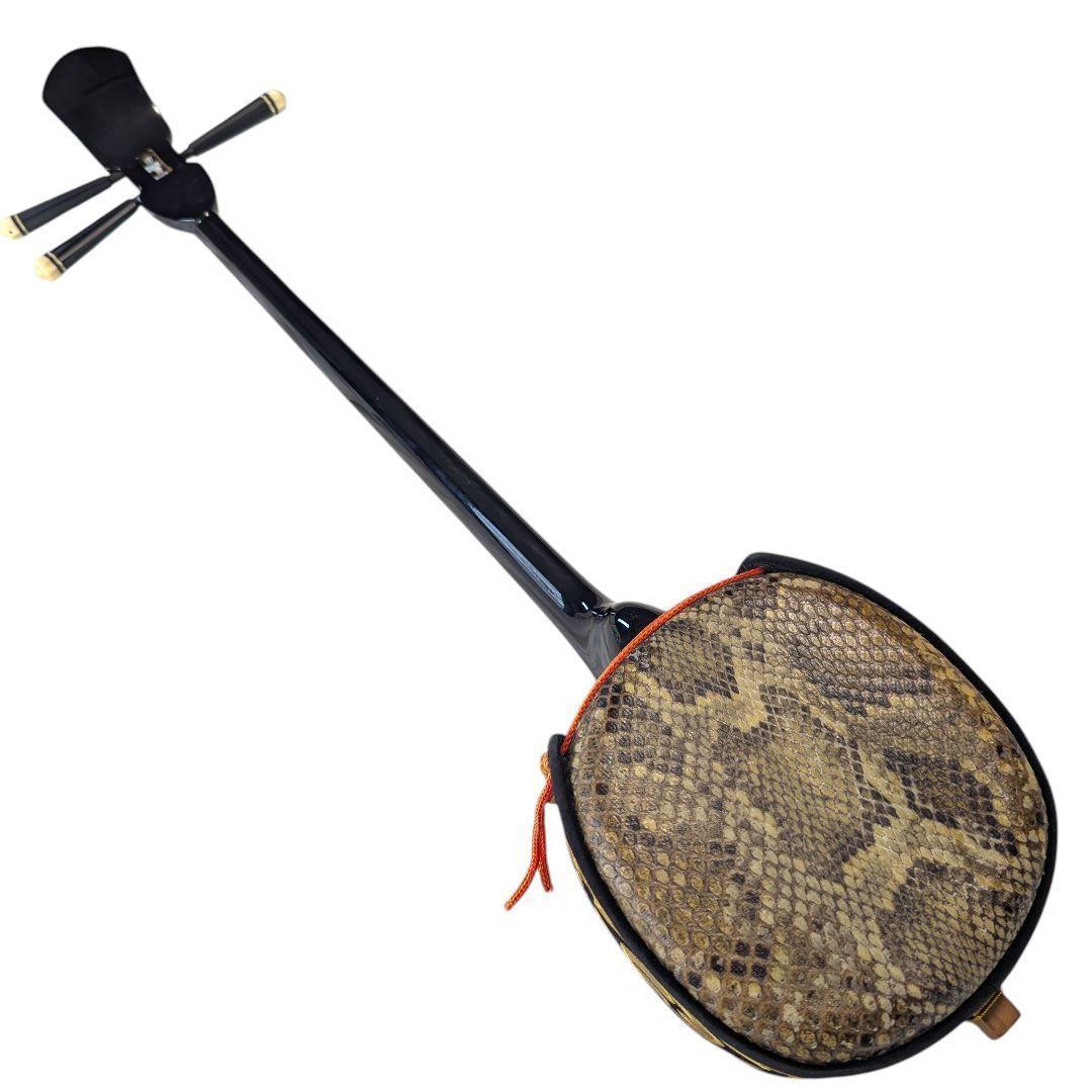 極美品】沖縄 三線 本蛇革 強化張り 黒塗り棹 蛇皮 ハードケース 爪