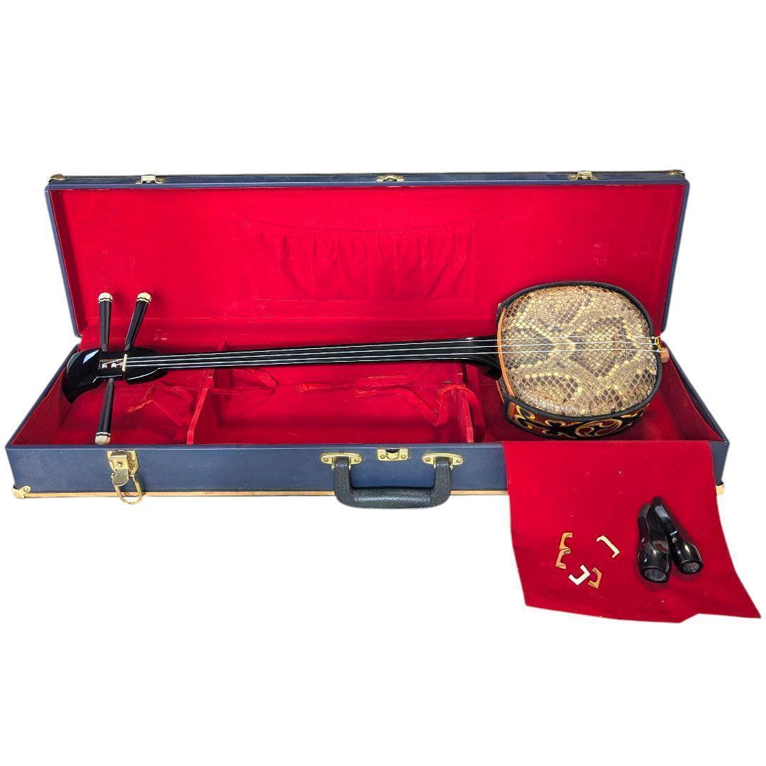 極美品】沖縄 三線 本蛇革 強化張り 黒塗り棹 蛇皮 ハードケース 爪