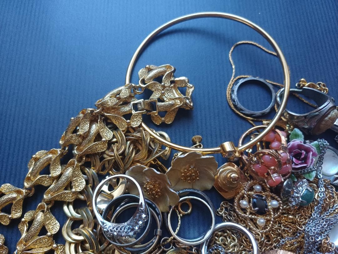 J*3様 遺品整理品 ジュエリーまとめ売り ゴールド・ シルバーカラー 計331