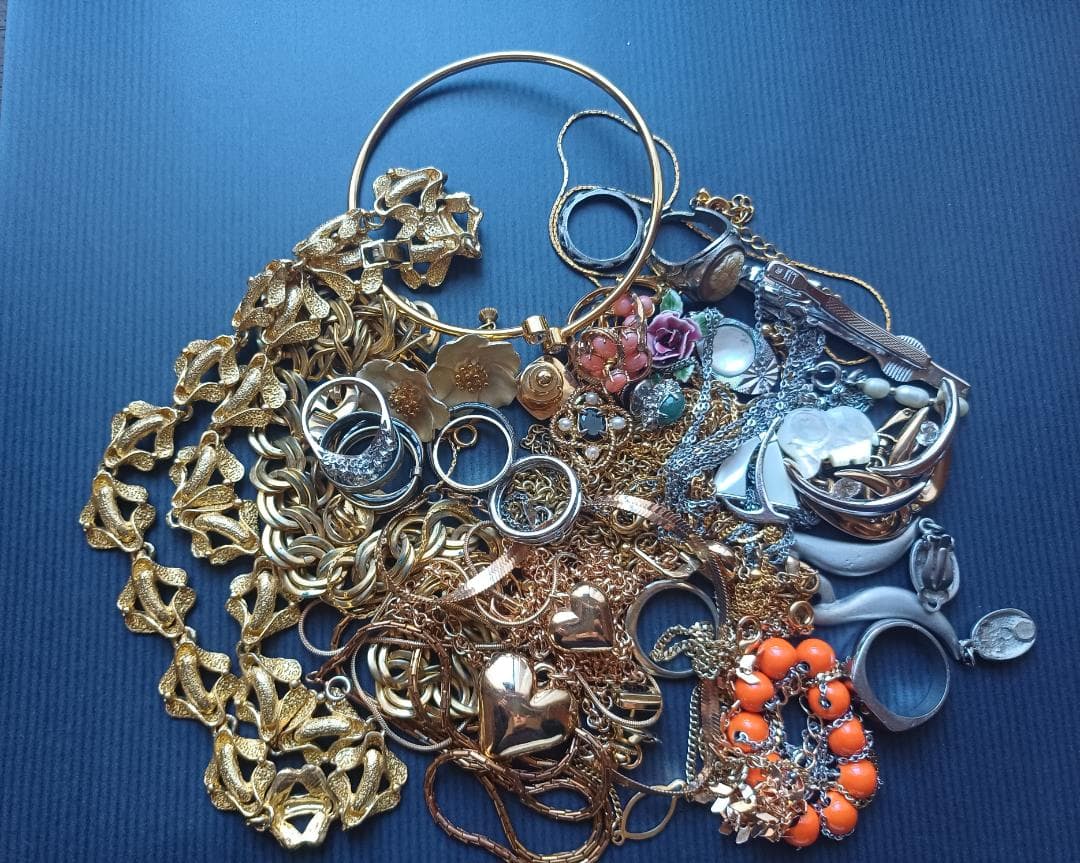 J*3様 遺品整理品 ジュエリーまとめ売り ゴールド・ シルバーカラー 計331