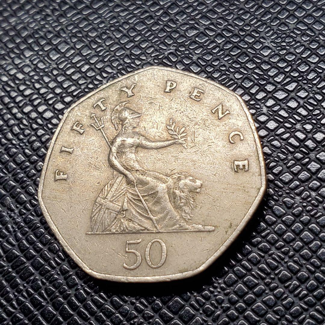 5472. 1983年 イギリス 50ペンス 硬貨 エリザベス2世 - メルカリ