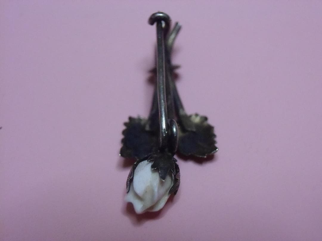 ＫＶ銀製＊白バラのブローチ