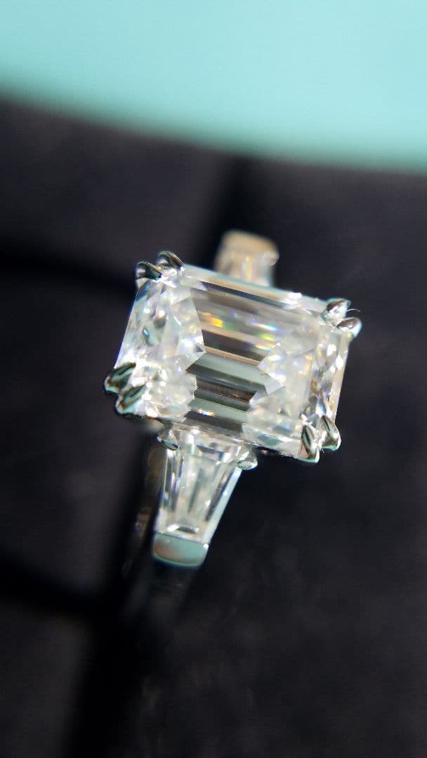 最高級モアサナイト 2カラットエメラルドカットリング