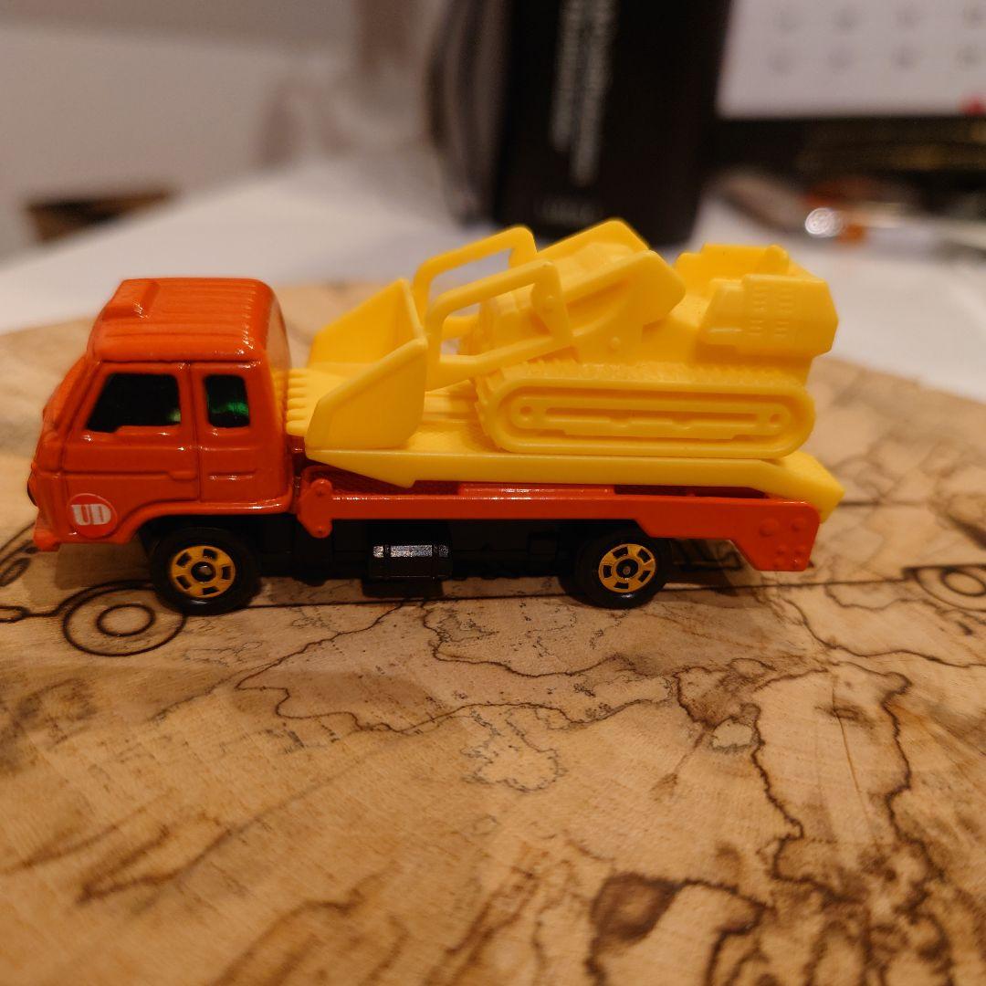 赤箱トミカ 56　UDトラックス コンドルブルドーザーキャリア　日本製