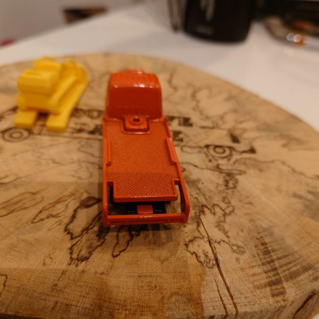 赤箱トミカ 56　UDトラックス コンドルブルドーザーキャリア　日本製