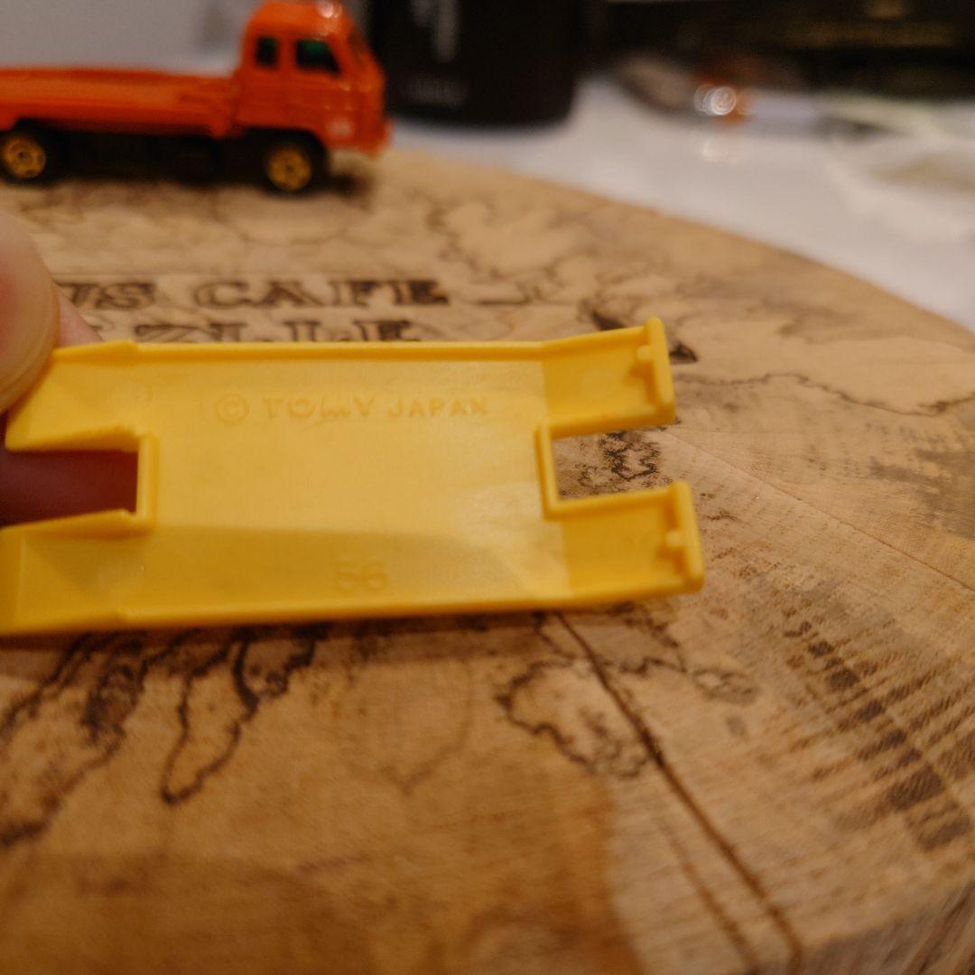 赤箱トミカ 56　UDトラックス コンドルブルドーザーキャリア　日本製