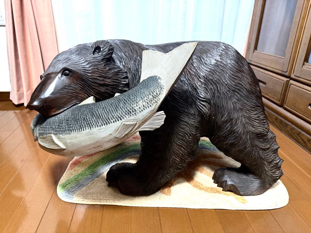 木製クマの魚持ち装飾品　特大サイズ Amazon.co.jp: 【ノーブランド品】 エコ炭の置物 【鮭にくわえられた熊